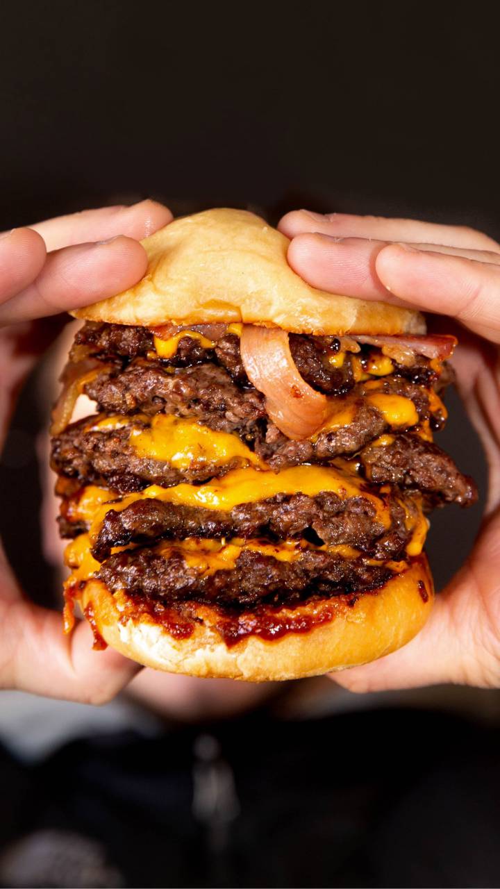 comida, carne de vaca, hamburguesa, hamburguesa, sándwich, carne, hamburguesa con queso, bollo, tomate, queso, lechuga, americano, cebolla, comida, pan, bocadillo, rápido, a la parrilla, almuerzo, sabroso, clásico, delicioso, fresco, insalubre, sésamo, Fondo, gourmet, comida rápida, restaurante, cena, empanada, ensalada, salsa, casero, rústico, grasa, salsa de tomate, comida rápida, cocina, jugoso, vegetal, grande,