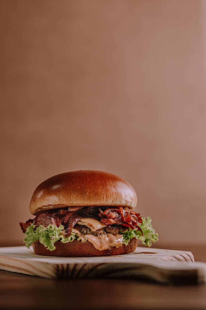 food, beef, hamburger, burger, sandwich, meat, cheeseburger, bun, tomato, cheese, lettuce, american, onion, meal, bread, snack, fast, grilled, lunch, tasty, classic, delicious, fresh, unhealthy, sesame, background, gourmet, fastfood, restaurant, dinner, patty, salad, sauce, homemade, rustic, fat, ketchup, fast food, cuisine, juicy, vegetable, big, 
