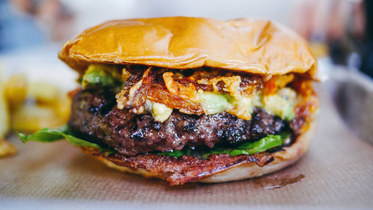 food, beef, hamburger, burger, sandwich, meat, cheeseburger, bun, tomato, cheese, lettuce, american, onion, meal, bread, snack, fast, grilled, lunch, tasty, classic, delicious, fresh, unhealthy, sesame, background, gourmet, fastfood, restaurant, dinner, patty, salad, sauce, homemade, rustic, fat, ketchup, fast food, cuisine, juicy, vegetable, big, 