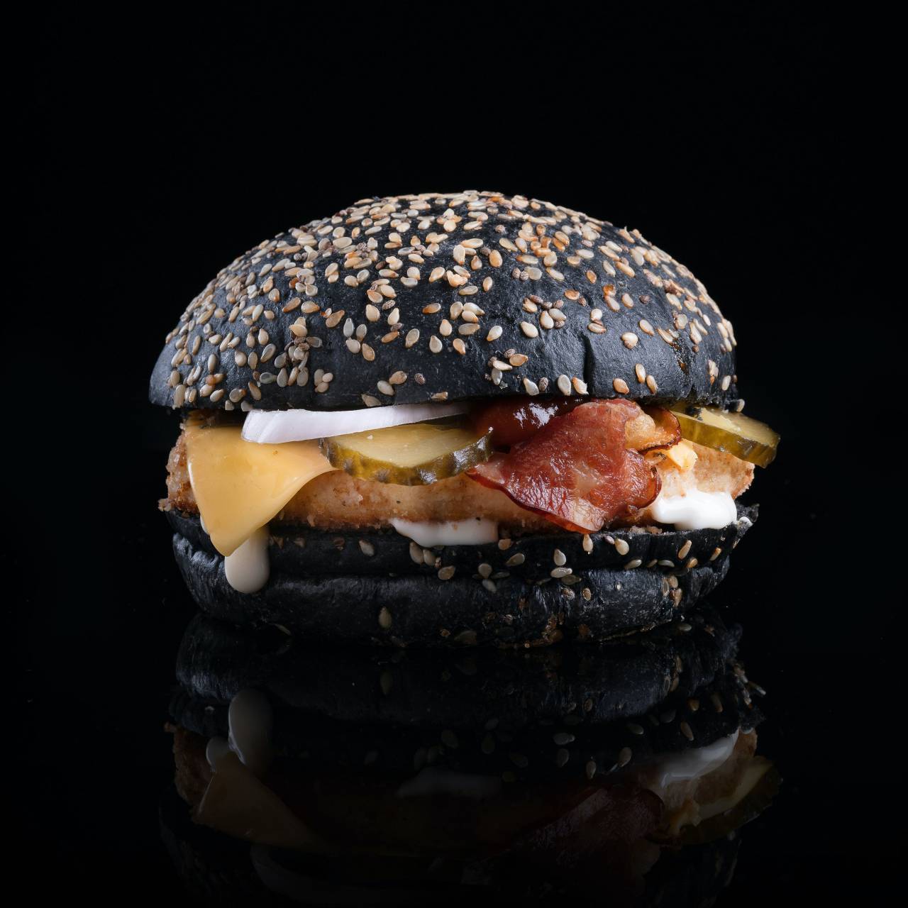 hamburguesa, pan, hamburguesa, carne, negro, sándwich, carne de vaca, queso, comida, comida, lechuga, rápido, bocadillo, bollo, tomate, delicioso, a la parrilla, sésamo, americano, hamburguesa con queso, fresco, cebolla, fondo, almuerzo, restaurante, ensalada, insalubre, clásico, gastrónomo, mesa, sabroso, cena, salsa, semilla, tocino, oscuro, parrilla, rojo, verde, tablero, nutrición, de madera, jugoso, menú, salsa de tomate, barbacoa, comida rápida, vegetales, cocina,