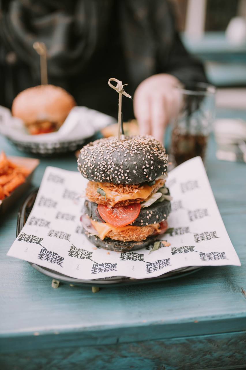 hamburguesa, pan, hamburguesa, carne, negro, sándwich, carne de vaca, queso, comida, comida, lechuga, rápido, bocadillo, bollo, tomate, delicioso, a la parrilla, sésamo, pollo, hamburguesa con queso, fresco, cebolla, fondo, almuerzo, restaurante, ensalada, insalubre, clásico, gastrónomo, mesa, sabroso, cena, salsa, semilla, tocino, oscuro, parrilla, rojo, verde, tablero, nutrición, de madera, jugoso, menú, salsa de tomate, barbacoa, comida rápida, vegetales, cocina,