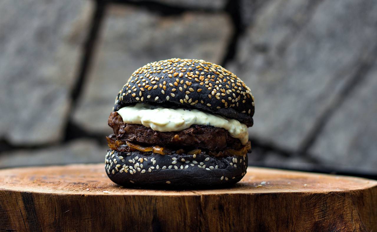 hamburguesa, pan, hamburguesa, carne, negro, sándwich, carne de vaca, queso, comida, comida, lechuga, rápido, bocadillo, bollo, tomate, delicioso, a la parrilla, sésamo, americano, hamburguesa con queso, fresco, cebolla, fondo, almuerzo, restaurante, ensalada, insalubre, clásico, gastrónomo, mesa, sabroso, cena, salsa, semilla, tocino, oscuro, parrilla, rojo, verde, tablero, nutrición, de madera, jugoso, menú, salsa de tomate, barbacoa, comida rápida, vegetales, cocina,