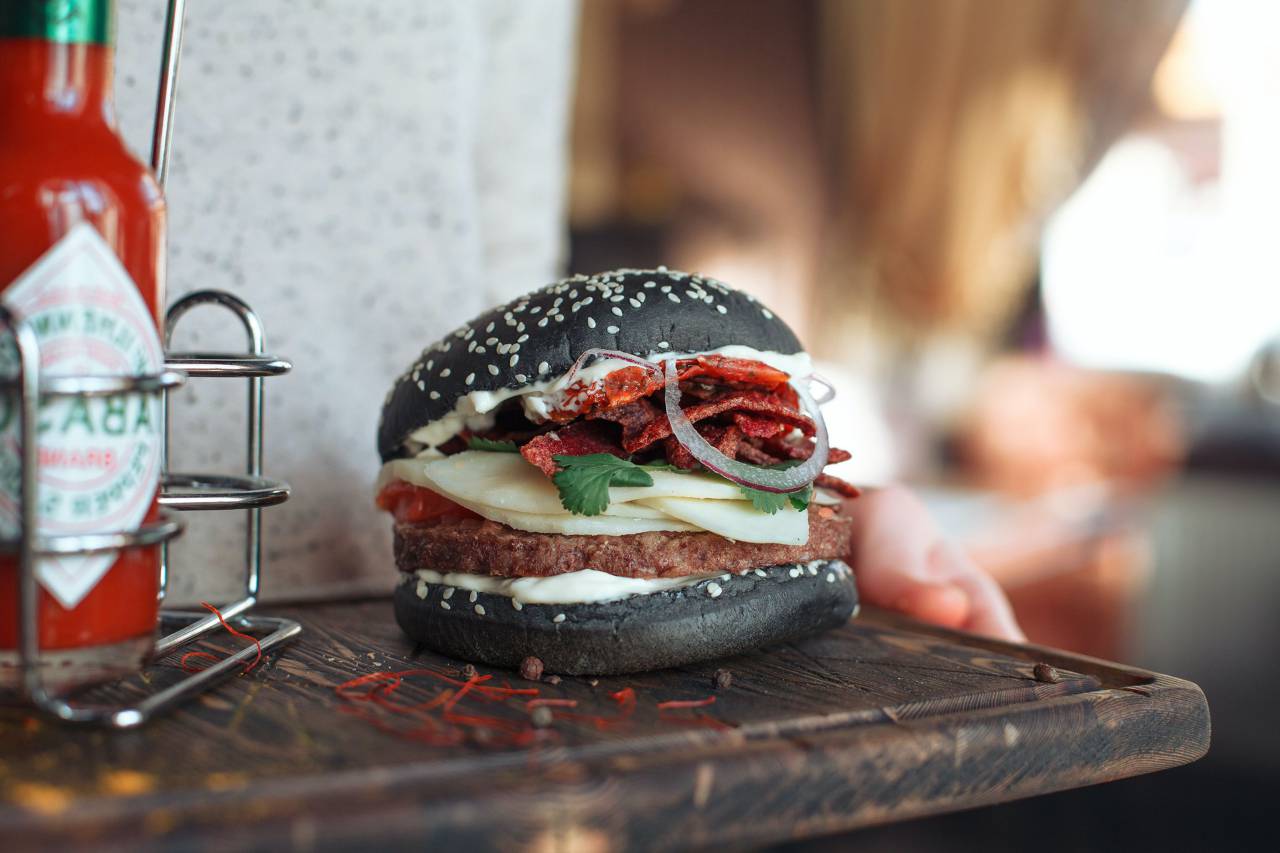 hamburguesa, pan, hamburguesa, carne, negro, sándwich, carne de vaca, queso, comida, comida, lechuga, rápido, bocadillo, bollo, tomate, delicioso, a la parrilla, sésamo, americano, hamburguesa con queso, fresco, cebolla, fondo, almuerzo, restaurante, ensalada, insalubre, clásico, gastrónomo, mesa, sabroso, cena, salsa, semilla, tocino, oscuro, parrilla, rojo, veggie, tablero, nutrición, de madera, jugoso, menú, salsa de tomate, barbacoa, comida rápida, vegetales, cocina,