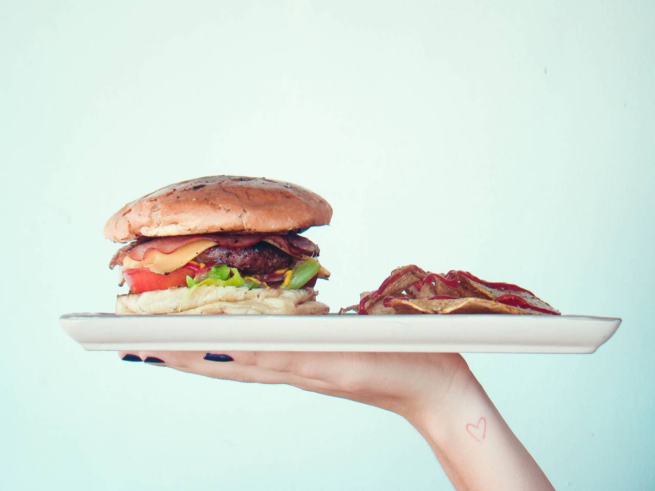 hamburguesa, comida, sándwich, hamburguesa, fondo, bocadillo, hamburguesa con queso, mano, aislado, primer plano, comer, sabroso, delicioso, tenencia, comida, concepto, carne, rápido, insalubre, blanco, bollo, queso, tomate, comida rápida, lechuga, A la parrilla, fresco, carne, almuerzo, pan, cena, americano, anuncio, clásico, dedo, vegetales, cebolla, símbolo, piel, signo, palma, cuerpo, gesto, joven, macho, hermoso, vacío, Asia, en blanco,