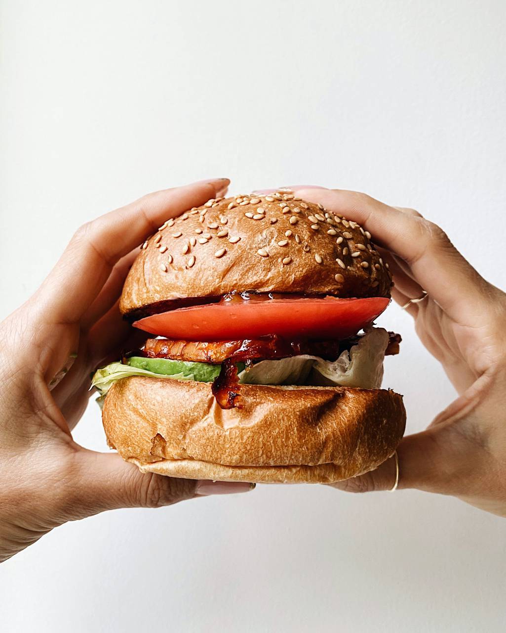 hamburguesa, comida, sándwich, hamburguesa, fondo, bocadillo, hamburguesa con queso, mano, aislado, primer plano, comer, sabroso, delicioso, tenencia, comida, concepto, carne, rápido, insalubre, blanco, bollo, queso, tomate, comida rápida, lechuga, A la parrilla, fresco, carne de res, almuerzo, pan, cena, americano, anuncio, clásico, dedo, vegetales, cebolla, símbolo, piel, signo, palma, cuerpo, gesto, joven, macho, hermoso, vacío, Asia, en blanco,