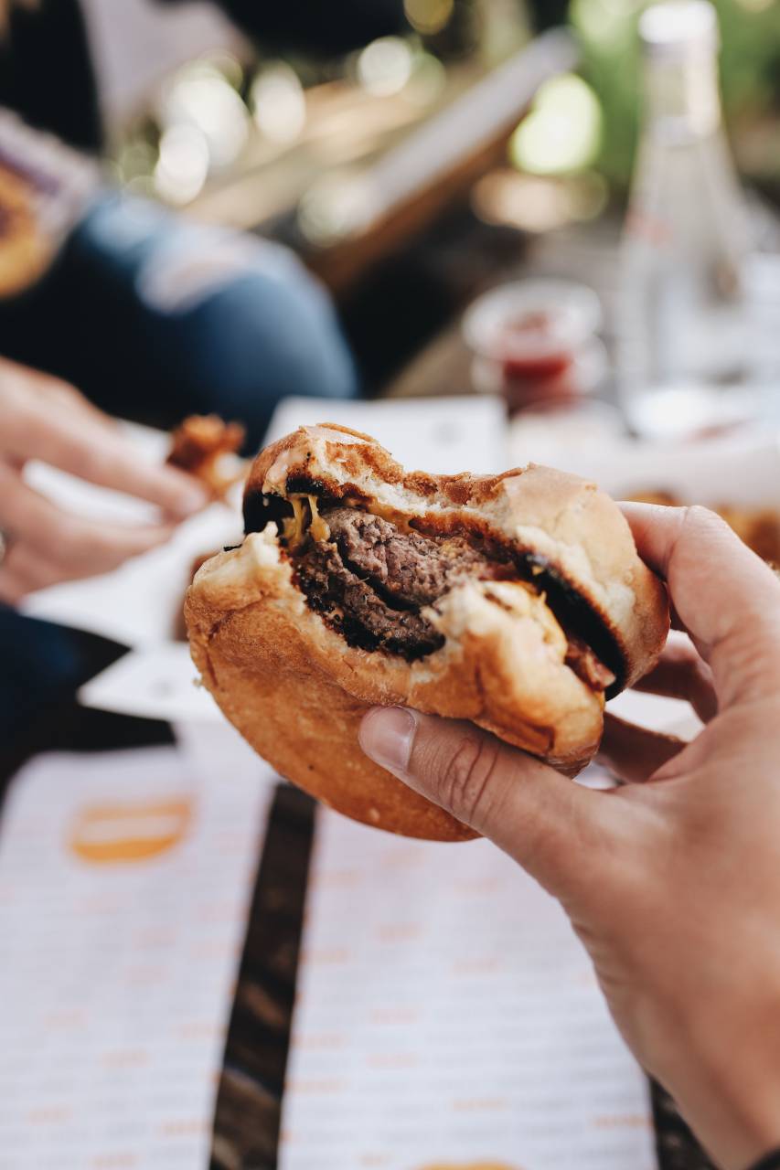hamburguesa, comida, sándwich, hamburguesa, fondo, bocadillo, hamburguesa con queso, mano, aislado, primer plano, comer, sabroso, delicioso, tenencia, comida, concepto, carne, rápido, insalubre, blanco, bollo, queso, tomate, comida rápida, lechuga, A la parrilla, fresco, carne de res, almuerzo, pan, cena, americano, anuncio, clásico, dedo, vegetales, cebolla, símbolo, piel, signo, palma, cuerpo, gesto, joven, macho, hermoso, vacío, Asia, en blanco,