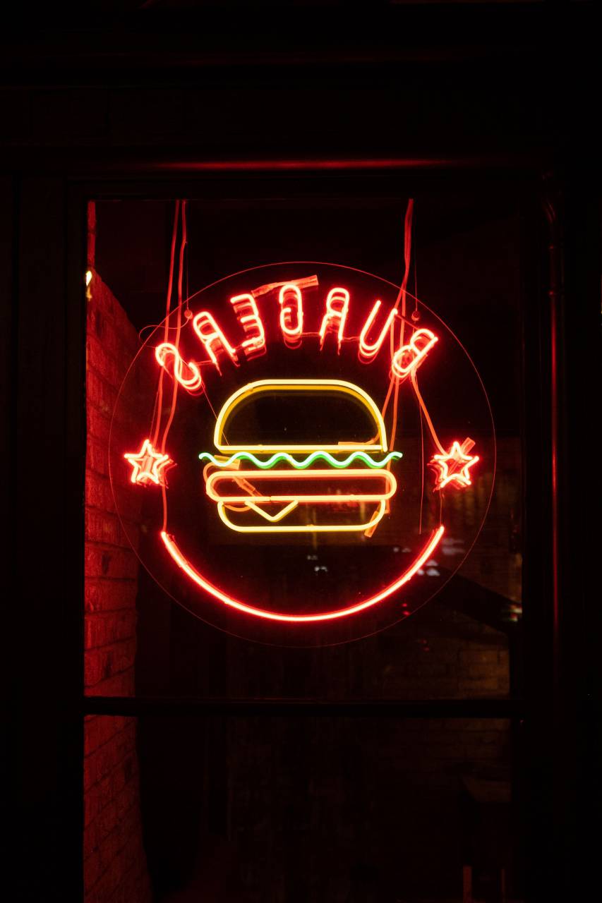neón, firmar, hamburguesa, ligero, café, noche, icono, brillante, símbolo, diseño, letrero, eléctrico, vendimia, comida, cartelera, logotipo, elemento, emblema, rápido, lámpara, barra, iluminado, fondo, abierto, resplandor, estilo, borde de la carretera, restaurante, ilustración, retro, etiqueta, decoración, hamburguesa, vector, club, señalización, caliente, negocio, comida, comer, forma, club nocturno, carne, texto, cóctel, negro, aislado, conjunto, cartel, emoción,