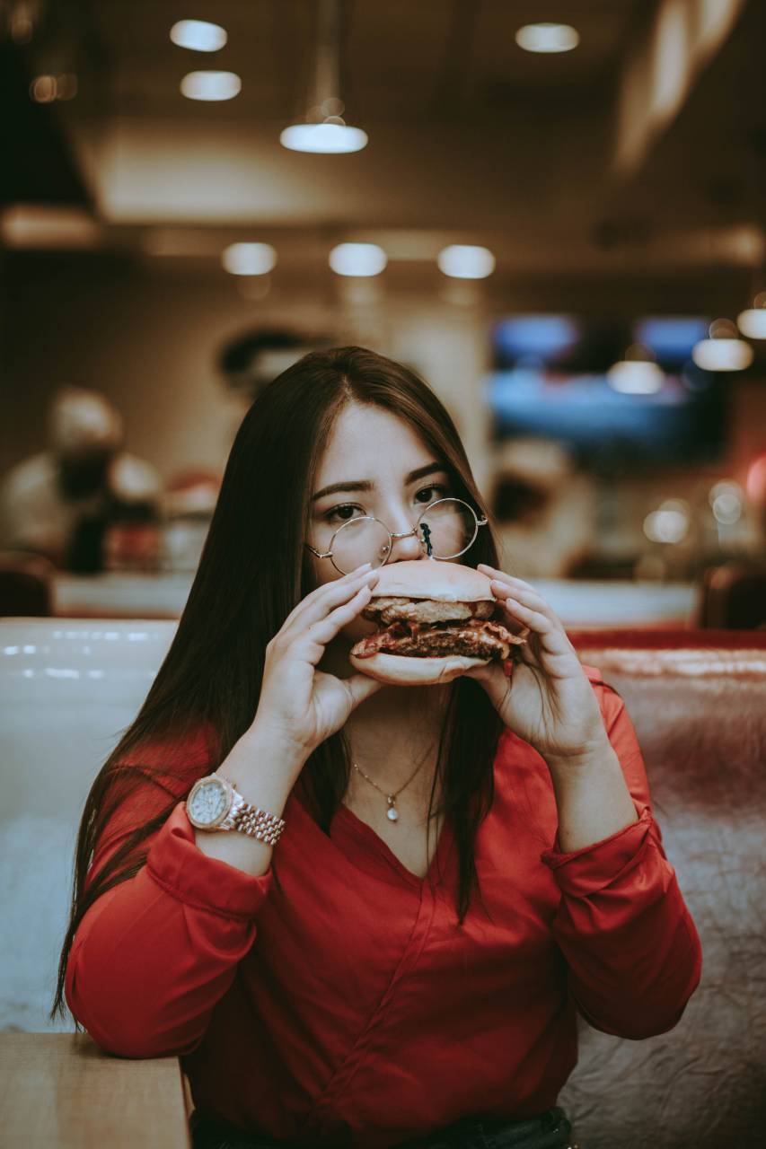 comida, hamburguesa, rápido, hamburguesa, gente, insalubre, mujer, sándwich, persona, joven, estilo de vida, hermosa, hambriento, comiendo, feliz, hembra, almuerzo, comida, niña, fondo, dieta, americano, tenencia, retrato, comida rápida, bocadillo, basura, saludable, adulto, sonriente, hamburguesa con queso, cara, comer, nutrición, cena, grasa, humano, mano, dieta, belleza, sabroso, blanco, beber, mujer, morder, cabello, casual, bonita, caucásico,