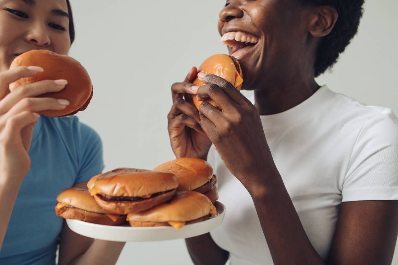 comida, hamburguesa, rápido, hamburguesa, gente, insalubre, mujer, sándwich, persona, joven, estilo de vida, hermosa, feliz, comiendo, hembra, divertido, comida, niña, fondo, dieta, americano, tenencia, retrato, comida rápida, bocadillo, basura, saludable, adulto, sonriente, hamburguesa con queso, cara, comer, nutrición, cena, grasa, humano, mano, dieta, belleza, sabroso, blanco, gente real, mujeres, morder, cabello, casual, bonita, caucásico,