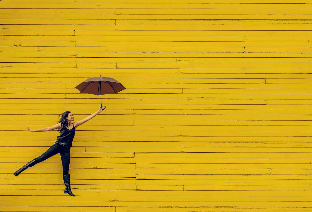 concepto, libertad, paraguas, pared, amarillo, copie el espacio, una persona, joven, volando, soñando,