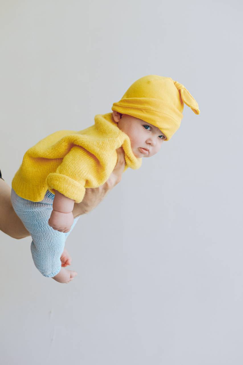 bebé;vestido amarillo,bebé,lindo,niño,pequeño,etnia caucásica,infancia,niños,inocencia,sonriente,alegre,felicidad,una persona,retrato,amarillo,mirando,primer plano,estilos de vida,familia,hombres,diversión,