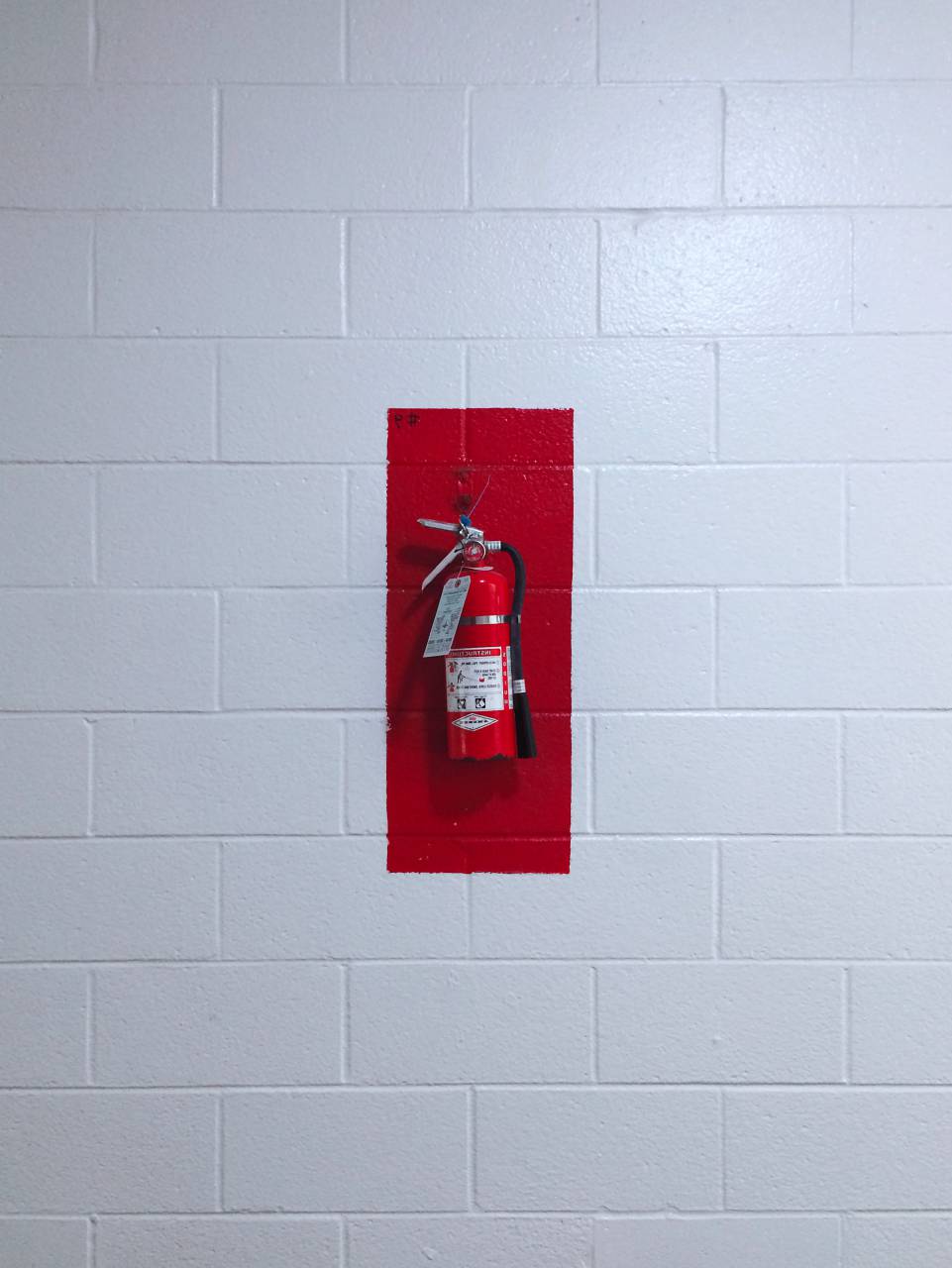 Llama, seguridad, prevención, supresor, rojo, emergencia, equipo, manguera, boquilla, cilindro, extinguir, extinción de incendios, peligro, seguridad, evacuar, precaución, respuesta, mango, presión, pasador de seguridad, descarga, productos químicos, control, dispositivo de seguridad, alerta, precaución, herramienta de emergencia,