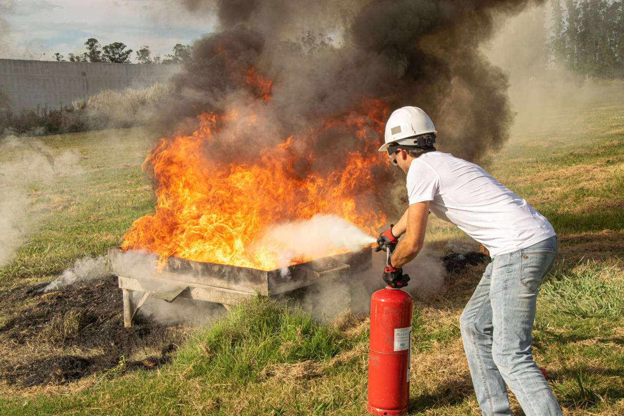 Llama, seguridad, prevención, supresor, rojo, emergencia, equipo, manguera, boquilla, cilindro, extinguir, extinción de incendios, peligro, seguridad, evacuar, precaución, respuesta, mango, presión, pasador de seguridad, descarga, productos químicos, control, dispositivo de seguridad, alerta, bombero, bombero, preventivo, herramienta de emergencia,