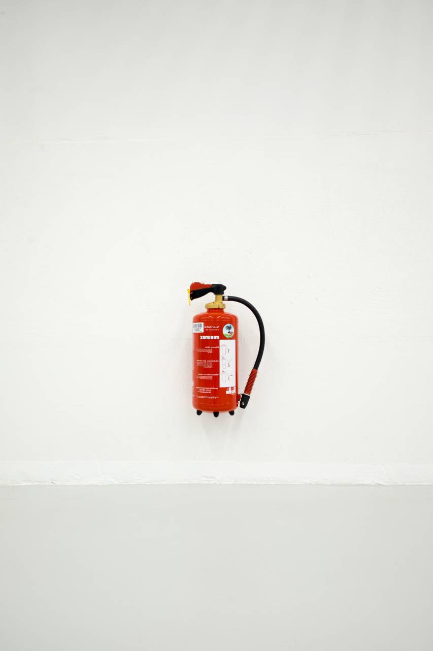 Llama, seguridad, prevención, supresor, rojo, emergencia, equipo, manguera, boquilla, cilindro, extinguir, extinción de incendios, peligro, seguridad, evacuar, precaución, respuesta, mango, presión, pasador de seguridad, descarga, productos químicos, control, dispositivo de seguridad, alerta, precaución, herramienta de emergencia,